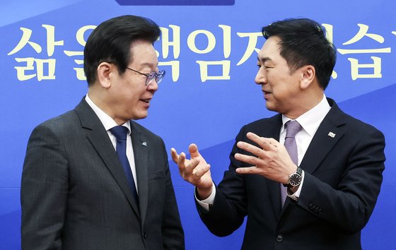 지난 3월 15일 김기현(오른쪽) 국민의힘 대표가 서울 여의도 국회 더불어민주당 대표실을 찾아 이재명 민주당 대표와 인사를 나누는 모습. 김성룡 기자