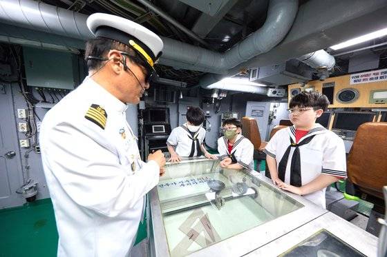 서울함 2층에는 적 항공기·함정·미사일 위치를 레이더로 파악하는 전투정보실(전파탐지실)이 있다.