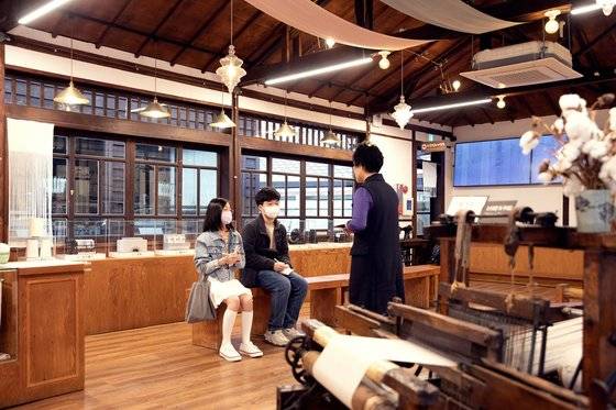 조숙자 문화관광해설사(오른쪽)가 소중 학생기자단에게 1910년대부터 국내에서 대량생산을 시작한 근현대 직물 소창에 대해 설명했다.