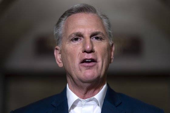 케빈 매카시 미국 하원의장이 28일(현지시간) 워싱턴DC 국회의사당에서 연방정부 부채한도 인상 협상 최종 합의와 관련해 취재진과 이야기를 나누고 있다. AP=연합뉴스