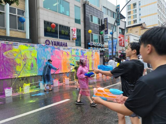 ▲ 2023춘천마임축제가 28일 춘천 중앙로 일대에서 개막, 물쇼 프로그램 ‘아수라장’이 마련된 가운데 시민들은 무대에서 마련된 대형 인형 퍼포먼스와 춤, 런웨이 등을 비롯, 거리 내 물놀이를 즐겼다. 강주영