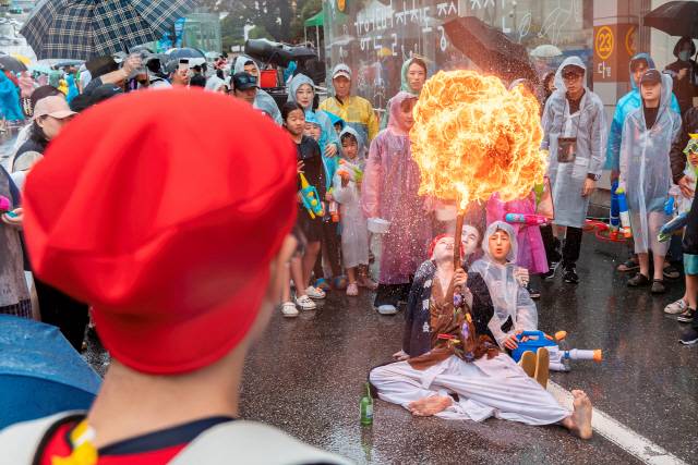 ▲ 2023춘천마임축제가 28일 춘천 중앙로 일대에서 개막, 물쇼 프로그램 ‘아수라장’이 4년만에 열렸다. 시민들이 거리에서 퍼포먼스와 물놀이를 즐기고 있다.