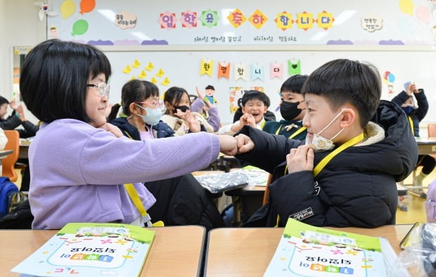지난 3월 초등학교 1학년 신입생들이 교실에서 처음 만난 짝궁과 인사하는 모습. /사진=연합뉴스