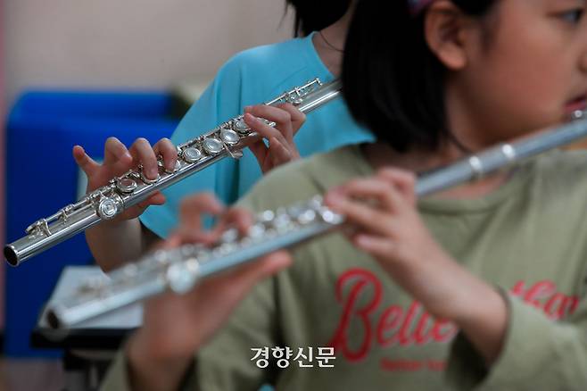 지난 23일 오후 서울 노원구 중현초등학교에서 3~4학년 학생들이 플루트 수업을 받고 있다. 이준헌 기자