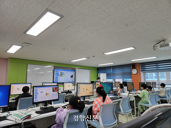 지난달 28일 충북 청주 미원초 2학년 학생들이 컴퓨터실에서 코딩 수업을 듣고 있다. 남지원 기자