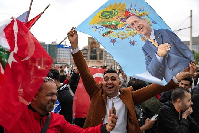 튀르키예 대선 결선 투표가 열린 28일(현지시간) 이스탄불 탁심 광장에서 레제프 타이이프 에르도안 대통령의 지지자들이 환호하고 있다. AFP연합뉴스
