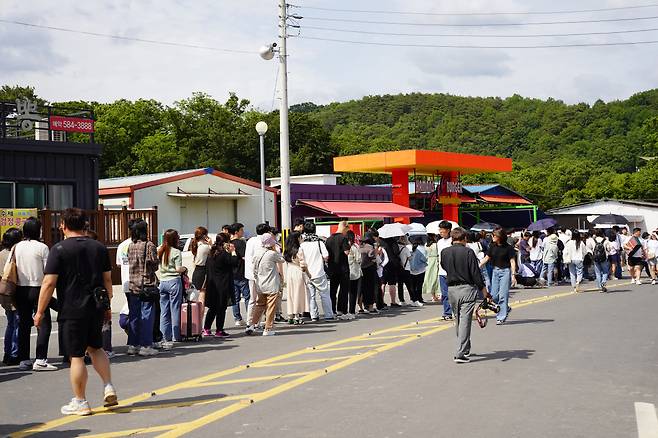 Tourists wait to order food at a nearby restaurant in Haman, South Gyeongsang Province, on Saturday. (Lee Si-jin/The Korea Herald)