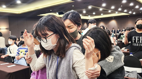 키즈처치리바이벌이 지난 2월 경북 경주의 한 호텔에서 진행한 ‘어린이 은혜캠프’에서 어린이들이 기도하고 있다. 키즈처치리바이벌 제공