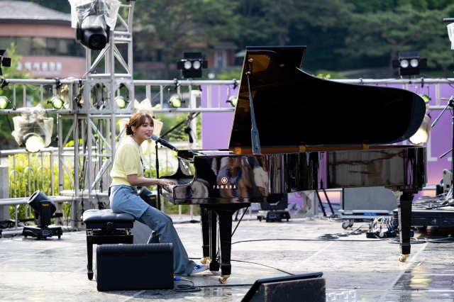 싱어송라이터 이진아가 지난 26일 서울 송파구 올림픽공원 일대에서 열린 서울 재즈 페스티벌에서 공연하고 있다. 프라이빗커브 제공