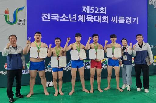 제52회 전국소년체육대회 씨름 중등부에서 5개 체급에 걸쳐 메달을 획득한 경기도 대표선수들이 경기도교육청 장학진들과 기념촬영을 하고 있다. 왼쪽 두번째가 장사급서 우승하며 MVP로 선정된 정선우. 경기도씨름협회 제공