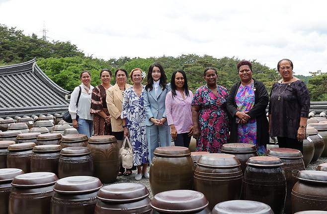 진관사 찾은 태도국 정상 배우자들 윤석열 대통령의 부인 김건희 여사(가운데)가 29일 한국·태평양도서국 정상회의 참석을 위해 방한한 각국 배우자들에게 서울 은평구에 위치한 진관사를 안내하고 있다.  연합뉴스