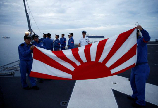 2018년 9월 21일 인도네시아 자카르타항에 정박한 일본 해상자위대 헬기항모 가가함에서 욱일기 하강식을 실시하고 있다. 로이터 연합뉴스