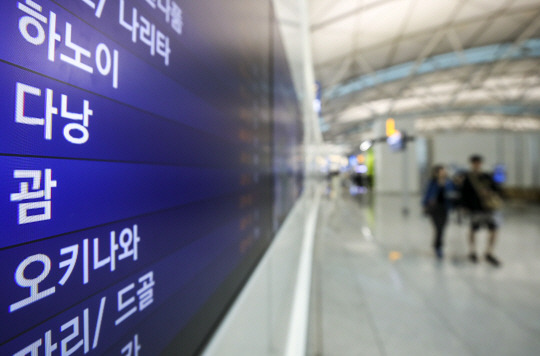 29일 인천국제공항 1터미널 출발 정보 전광판에 괌으로 출발하는 여객기 정보가 나타나있다. 뉴시스