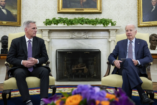 조 바이든(오른쪽) 미국 대통령과 케빈 매카시 하원 의장이 지난 22일(현지시간) 백악관에서 연방정부 부채 한도 상향을 위한 협상을 하고 있다. AP 연합뉴스