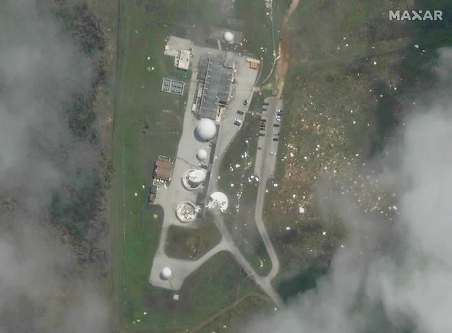 구름이 다소 옅어진 괌 데데도 터미널 파손된 모습 위성사진 [로이터]