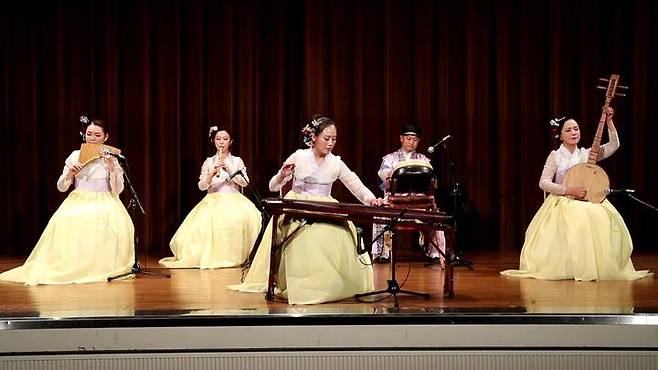 [오사카(일본)=뉴시스] 충남국악단의 오악 연주 모습.  *재판매 및 DB 금지