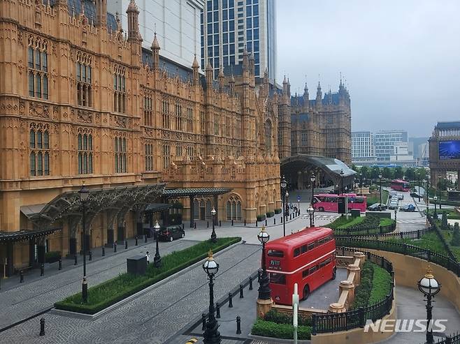 [마카오=뉴시스] 류난영 기자 = 영국풍 테마를 기반으로 한 샌즈 코타이 센트럴 복합 리조트인 런더너 카오가 2021년부터 단계적 개장 후 2년간 리디자인 과정을 거쳐 완공했다. 런더너 마카오는 26일(현지시간) 런더너 마카오 그랜드 셀레브레이션 행사를 열고 코타이 스트립의 새로운 장의 시작을 축하하는 시간을 가졌다. 사진은 런더너 마카오 전경.