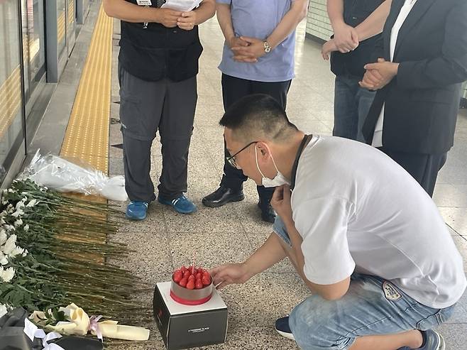 [서울=뉴시스] 임철휘 기자=김군의 직장 동료였던 박창수(35)씨가 '김군 생일 기념식' 중 생일 케이크에 불을 끄고 있다. 2023.05.29. fe@newsis.com *재판매 및 DB 금지