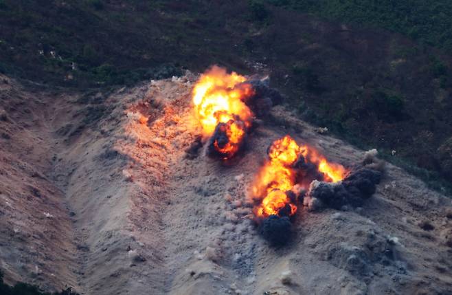 사진은 포병 화력에 의해 적 진지가 초토화되는 모습. 연합뉴스