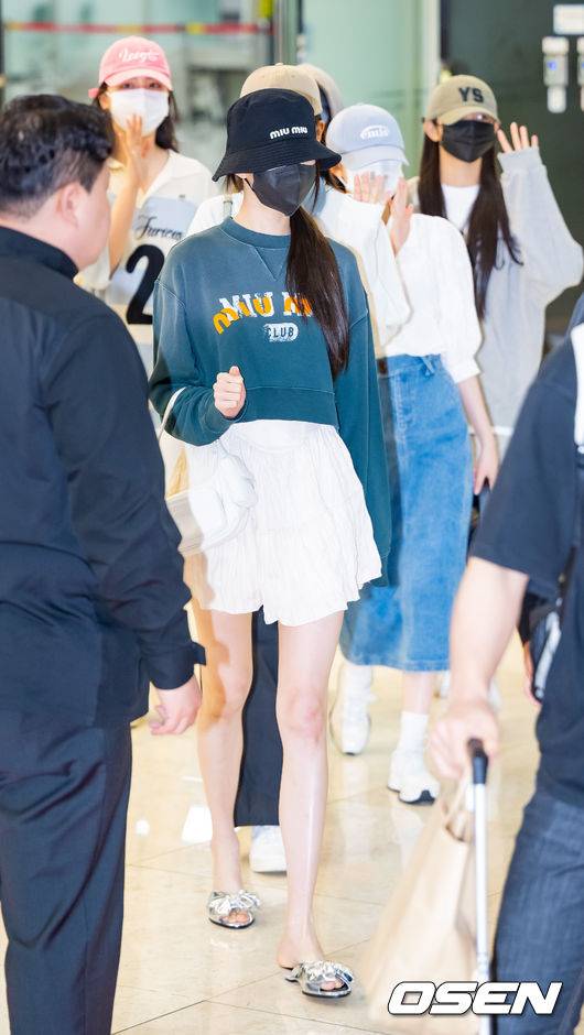 [OSEN=김포공항, 민경훈 기자] 28일 오전 그룹 아이브(IVE) 멤버들이 일본 앨범 프로모션 일정 행사 참석을 마치고 서울 김포국제공항을 통해 귀국했다. 아이브 장원영이 멤버들과 함께 입국장을 나오고 있다. 2023.05.28 / rumi@osen.co.kr