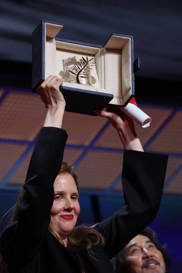 27일(현지 시간) 제76회 칸 국제영화제 폐막식에서 프랑스 감독 쥐스탱 트리에가 황금종려상 수상을 자축하고 있다. EPA연합뉴스