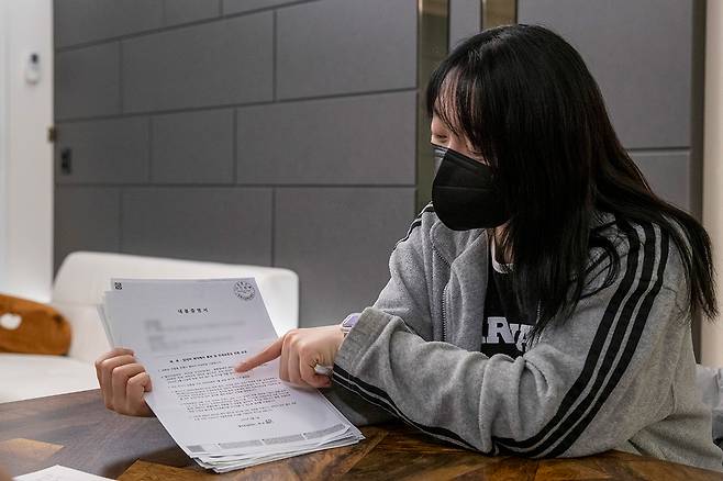 김대성 전세 사기 피해자 하진희씨(가명)는 법무사를 고용할 돈이 없어 모든 전세 사기 관련 서류 작업을 스스로 해야 했다. ⓒ시사IN 박미소
