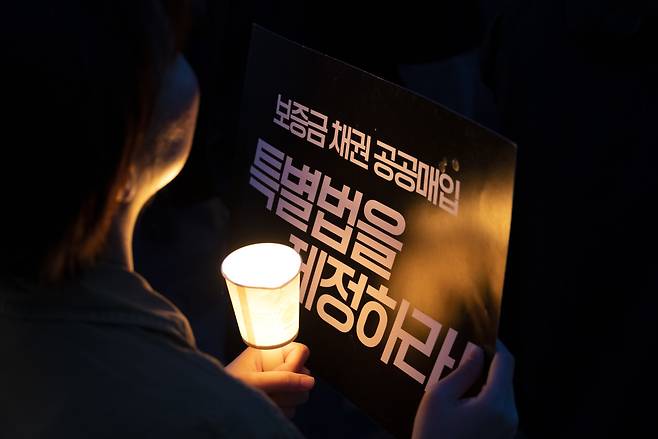 5월8일 사망한 전세 사기 피해자를 기리는 추모제가 5월13일 열렸다. 참가자가 촛불과 피켓을 들고 있다. ⓒ시사IN 조남진