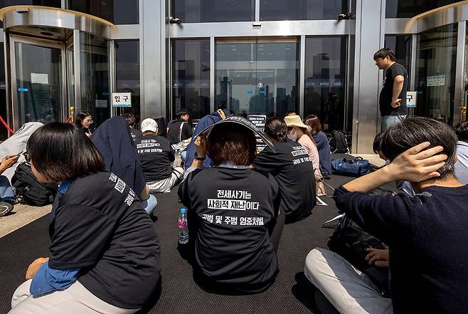 5월16일 전세 사기 피해자들이 서울 여의도 국회의사당에 진입하려다 저지당하자 입구에서 농성을 하고 있다. ⓒ시사IN 조남진