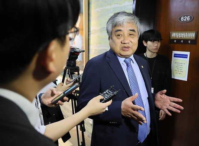 한상혁 방송통신위원장이 5월24일 오전 국회에서 열린 과학기술정보방송통신위원회 전체회의에 출석하며 취재진의 질문에 답하고 있다. ⓒ연합뉴스