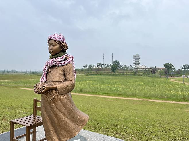 세 번째 파빌리온이 예정돼 있는 매향리 평화생태공원. 평화의 소녀상 뒤로 마리오 보타가 설계한 매향리 평화기념관이 보인다. ⓒ김지나