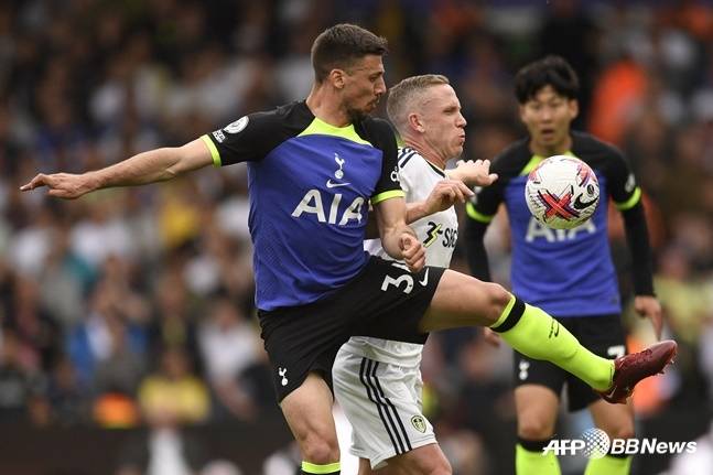 클레망 랑글레(왼쪽)가 상대 선수와 몸싸움을 하고 있다. /AFPBBNews=뉴스1