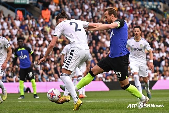 해리 케인(오른쪽)이 루크 아일링과 몸싸움을 벌이고 있다. /AFPBBNews=뉴스1