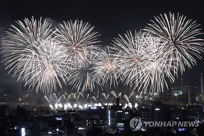 국제불꽃쇼 (포항=연합뉴스) 손대성 기자 = 27일 밤 경북 포항 형산강체육공원 일원에서 열린 포항국제불빛축제에서 국제불꽃쇼에 참가한 각국 팀이 쏘아 올린 불꽃이 포항 하늘을 수놓고 있다. 2023.5.27 sds123@yna.co.kr