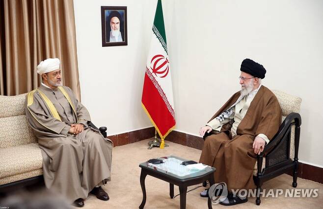 이란 최고지도자 아야톨라 세예드 알리 하메네이(오른쪽)와 하이삼 빈 타리크 알사이드 오만 술탄(왼쪽) [EPA 연합뉴스 자료사진. 재판매 및 DB 금지]