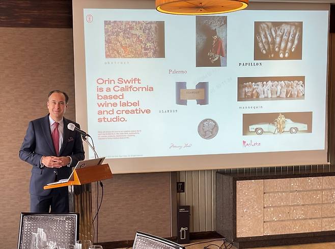 에두와 비쥬 E&J 갤로 소속 마스터 오브 와인(MW)이 서울 중구 롯데호텔 도림에서 '오린 스위프트' 브랜드를 설명하고 있다. /사진=롯데칠성