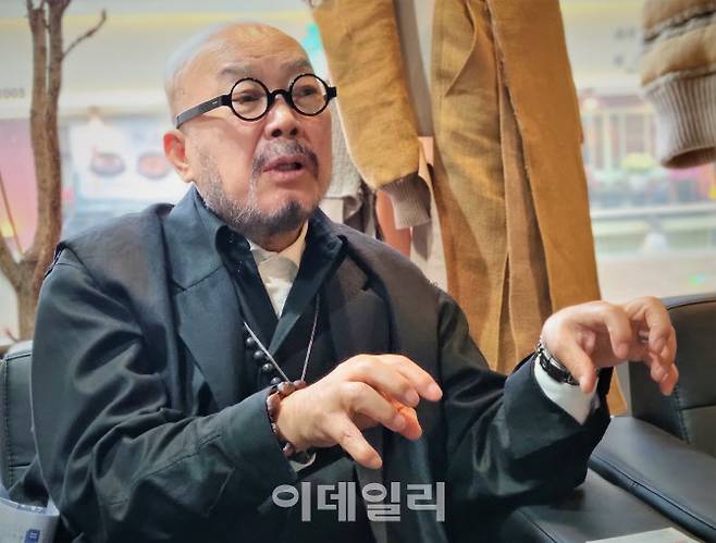 이상봉 디자이너가 ‘UNiform Runway’에 참여를 결정한 계기를 설명하고 있다.(사진=정재훈기자)