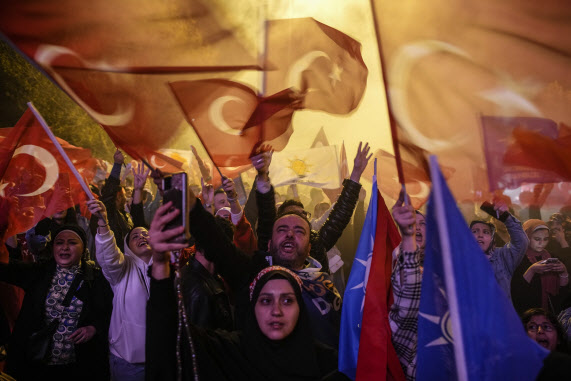 레제프 타이이프 에르도안 튀르키예 대통령이 대선승리를 확정 지은 28일(현지시간) 이스탄불에서 지지자들이 국기를 흔들며 환호하고 있다. (사진=AP/연합뉴스)