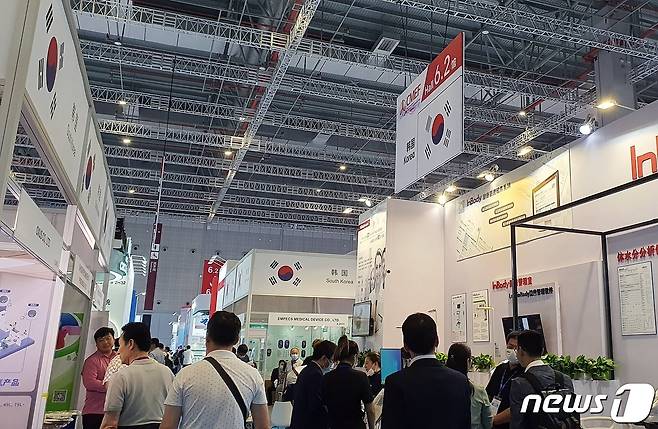 14일 중국 상해 국가회전중심(국제컨벤션센터)에서는 의료기기 전시회 '2023 CMEF'가 열렸다. 전시회장에는 한국관도 설치돼 있다. ⓒ 뉴스1 최서윤 기자