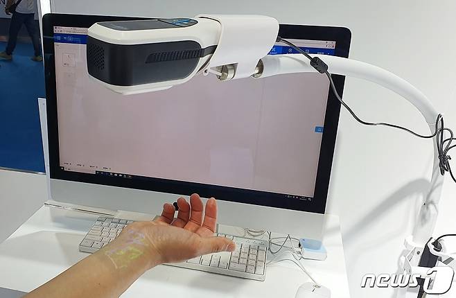 15일 중국 상해 국가회전중심(국제컨벤션센터)에서는 의료기기 전시회 '2023 CMEF'가 열렸다. 사진은 혈관탐지기. ⓒ 뉴스1 최서윤 기자