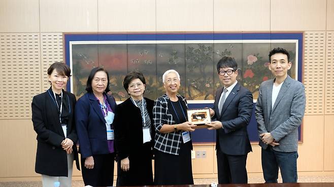 양태회 비상교육 대표(오른쪽에서 두 번째)와 허우건 비상교육 글로벌 디지털 전략 코어그룹 그룹장(오른쪽)이 폰푼 와이타양쿤 IAFSW 이사장(왼쪽에서 네 번째), 진타나 폰락사마니(왼쪽에서 첫 번째)와 MOU체결 후 기념사진을 촬영하고 있다. (비상교육 제공)