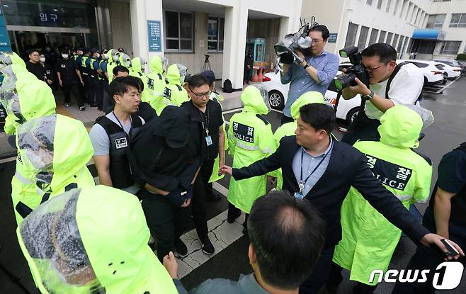 대구공항 착륙 중 항공기 비상문을 개방한 혐의(항공보안법 위반)로 긴급체포된 30대 남성 A씨가 28일 오후 대구 수성구 대구지방법원에서 열린 구속 전 피의자심문(영장실질심사)을 마친 뒤 법원을 나서고 있다. 2023.5.28/뉴스1 ⓒ News1 공정식 기자