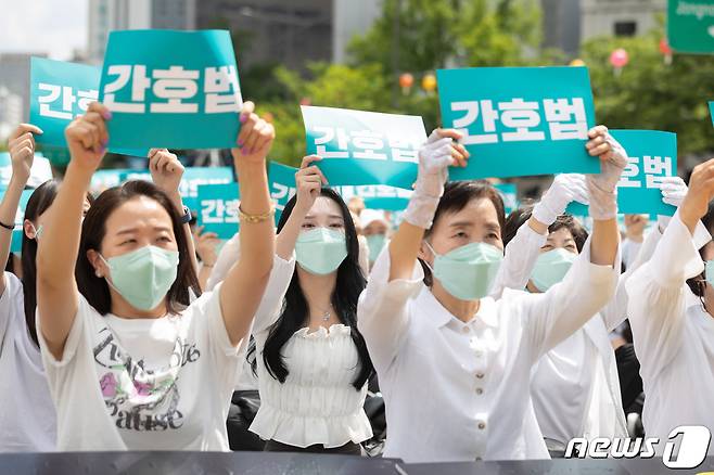 대한간호사협회 회원들이 19일 오후 서울 세종대로 동화면세점 앞 일대에서 열린 간호법 거부권 행사 규탄 총궐기대회에서 손피켓을 들고 구호를 외치고 있다. 2023.5.19/뉴스1 ⓒ News1 이재명 기자