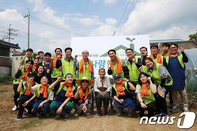 한국보훈복지의료공단이 호국보훈의 달(6월)을 이틀 앞둔 30일 경기 안성에 거주하는 국가유공자인 이강현 6.25 참전유공자의 자택에서 집수리 지원에 나선 가운데, 참여자들이 기념사진을 촬영하고 있다. (한국보훈복지의료공단 제공) 2023.5.30/뉴스1