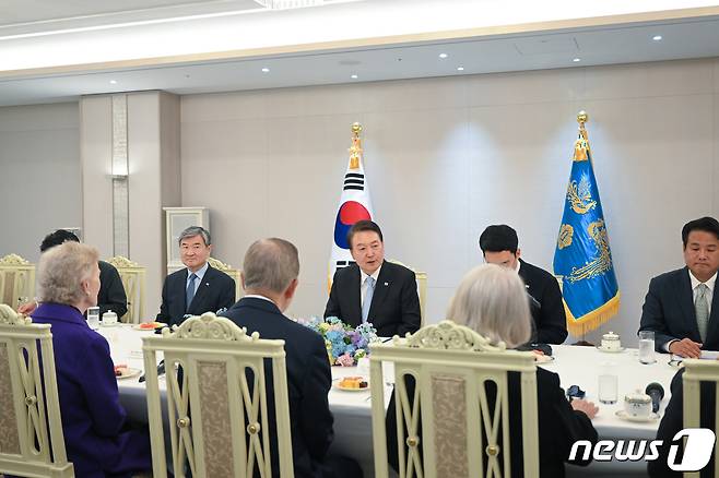 윤석열 대통령이 30일 용산 대통령실 청사 누리홀에서 국제 원로그룹 '디 엘더스' 회원들을 접견하고 있다. (대통령실 제공) 2023.5.30/뉴스1 ⓒ News1 오대일 기자