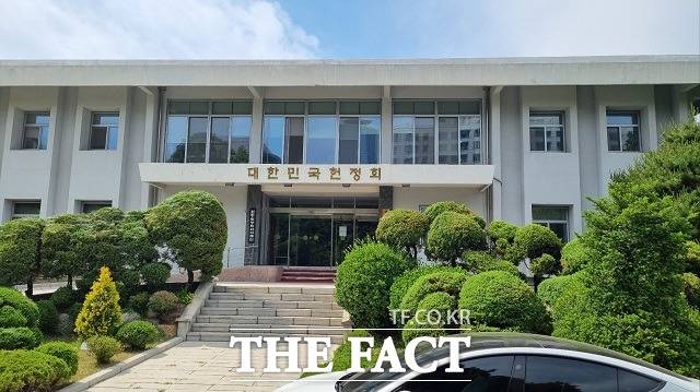 지난 25일 <더팩트>가 국회사무처에 정보공개청구를 해서 받은 '2020~22년 보조금 사업실적보고서 및 예산집행결산' 자료에 따르면 헌정회가 최근 3년간 각종 사업에 집행한 보조금 총액은 약 181억7400만 원이다. /국회=허주열 기자