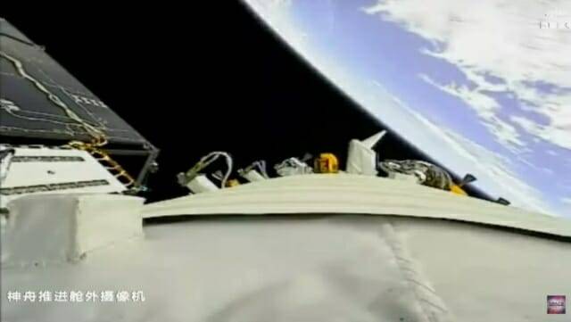 발사된 선저우 16호 뒤로 비친 지구의 모습 (사진=중국 CCTV)