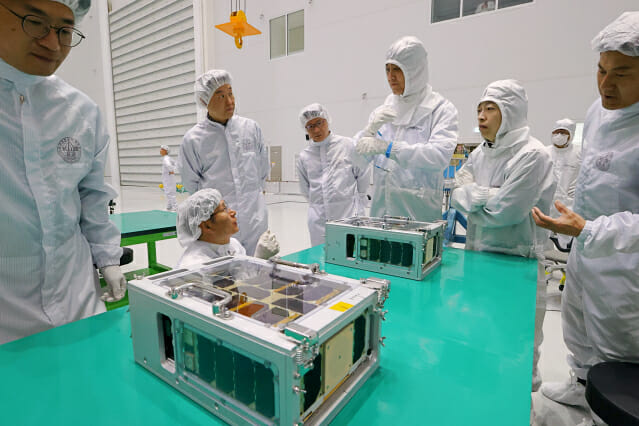 한국천문연구원 연구원들이 나로우주센터 위성보관동에 입고된 도요샛 위성에 대한 최종 점검 작업을 수행중이다. (사진=항우연)