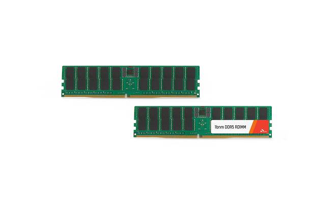 SK하이닉스 1b DDR5 서버용 64기가바이트 D램 모듈. SK하이닉스가 10나노급 5세대(1b) 기술이 적용된 서버용 DDR5 D램을 세계 최초로 인텔에 제공해 호환성 검증 절차에 돌입했다고 30일 밝혔다. /SK하이닉스