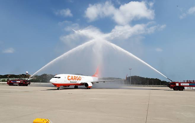 작년 6월 오후 인천공항 계류장에서 제주항공의 화물기 인천공항 취항 축하 물대포 퍼포먼스가 펼쳐지고 있다./인천공항공사 제공