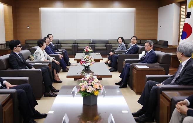 김명수 대법원장이 대법관 후보추천위원회 위원들과 접견하고 있다. /대법원 제공